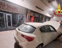 Guastalla. Auto come “ariete” al centro commerciale, poi il furto in gioielleria