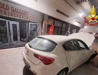 Guastalla. Auto come “ariete” al centro commerciale, poi il furto in gioielleria