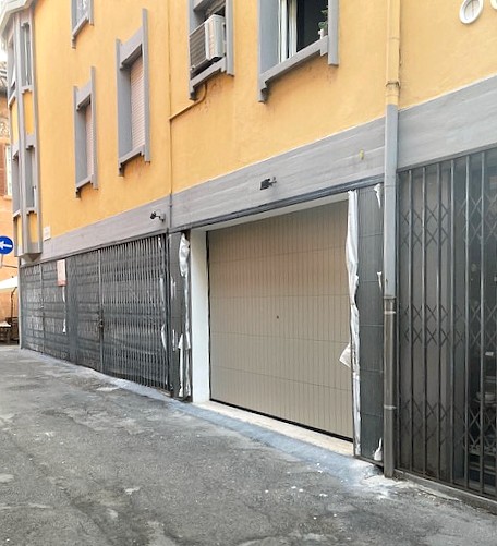 Un garage in un ex negozio a Reggio Emilia