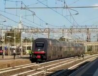 Treno investe e uccide donna in stazione a Reggio. I testimoni: “Si è buttata”