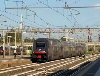 Treno investe e uccide donna in stazione a Reggio. I testimoni: “Si è buttata”