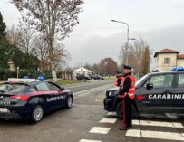 Gualtieri. Guida senza patente, non si ferma all’alt dei carabinieri e scappa a 100 km/h