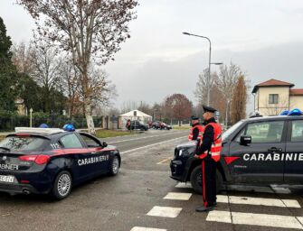 Gualtieri. Guida senza patente, non si ferma all’alt dei carabinieri e scappa a 100 km/h