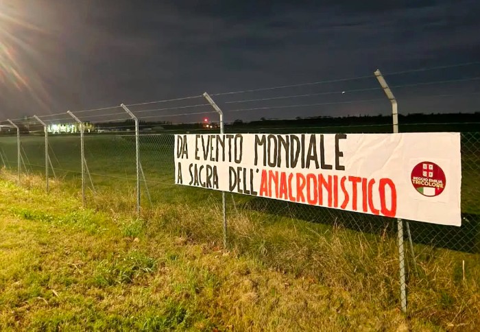 Lo striscione appeso da Reggio Emilia Tricolore al Campovolo contro la Festa dell'Unità