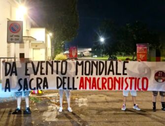 Striscione di Reggio Emilia Tricolore contro la Festa dell’Unità. Il Pd: “Novelli squadristi”