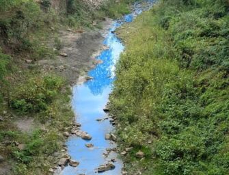 A Vezzano l’acqua del torrente Crostolo è blu: scattano gli accertamenti ambientali