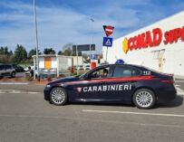 Bibbiano, furto nel parcheggio del Conad: uno la distrae, l’altro le ruba la borsa dall’auto
