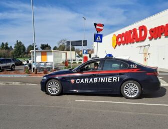 Bibbiano, furto nel parcheggio del Conad: uno la distrae, l’altro le ruba la borsa dall’auto