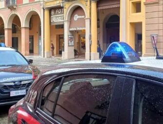 Correggio, spray urticante per rubarle la collanina: identificati due dei tre aggressori