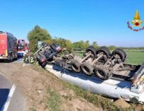 Reggio. Camion cisterna si ribalta sulla via Emilia a Cella, illeso il conducente