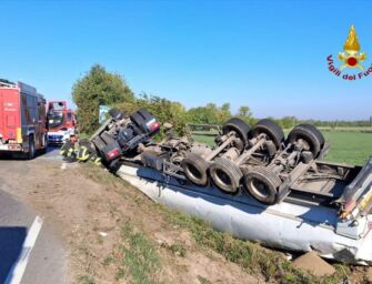 Reggio. Camion cisterna si ribalta sulla via Emilia a Cella, illeso il conducente