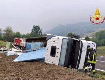 Camion finisce fuori strada e si ribalta su un fianco a Viano, ferito il conducente