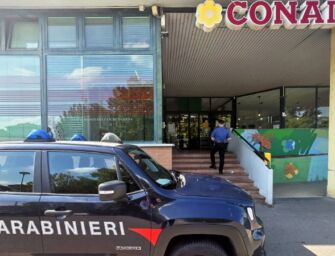 Albinea, ruba Parmigiano e salumi due volte in un’ora nello stesso supermercato