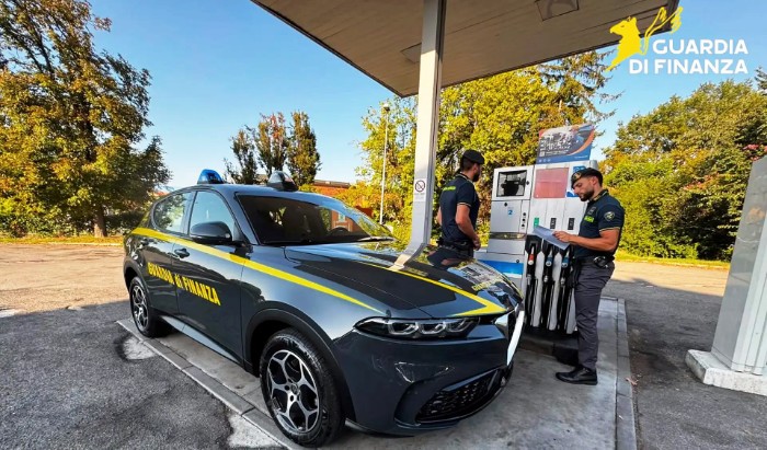 Controllo della Guardia di Finanza di Reggio Emilia a un distributore di carburanti