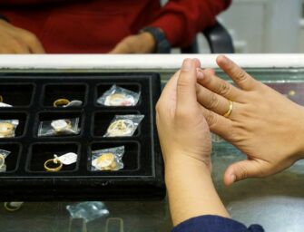Castelnovo Monti, ruba anelli e orecchini alle anziane che assiste e li rivende al compro oro