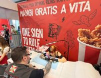 Si tatua KFC e vince pollo fritto a vita: polemica a Modena Nerd