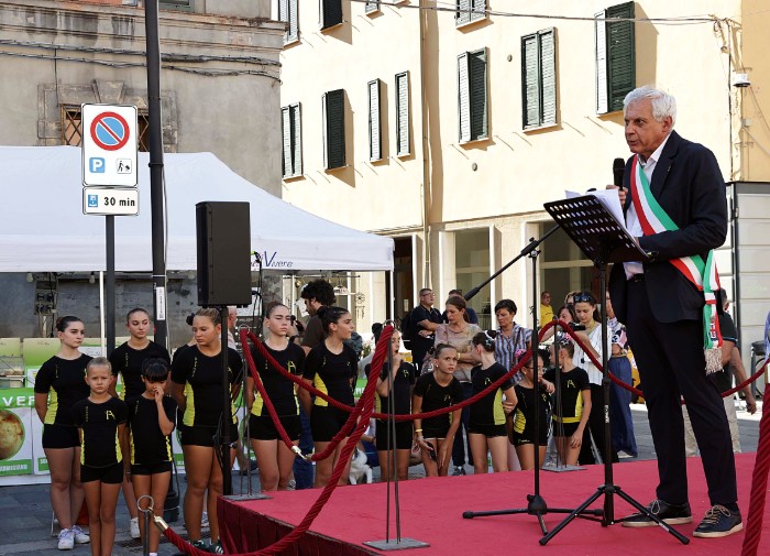 il sindaco di Reggio Emilia Marco Massari all'inaugurazione della sagra della Giarèda 2026