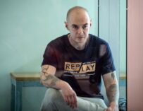 Capotreno ucciso a Bologna, caos al processo: Jelenic colpisce la gabbia di vetro e insulta l’avvocata