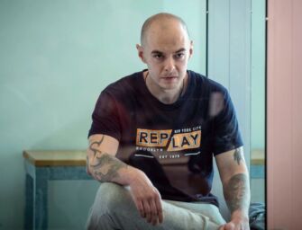Capotreno ucciso a Bologna, caos al processo: Jelenic colpisce la gabbia di vetro e insulta l’avvocata