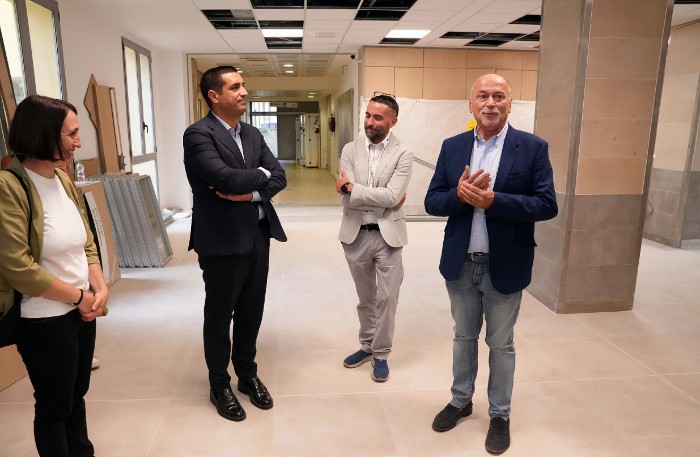Il presidente della Regione Emilia-Romagna Michele de Pascale all'ospedale Sant'Anna di Castelnovo ne' Monti