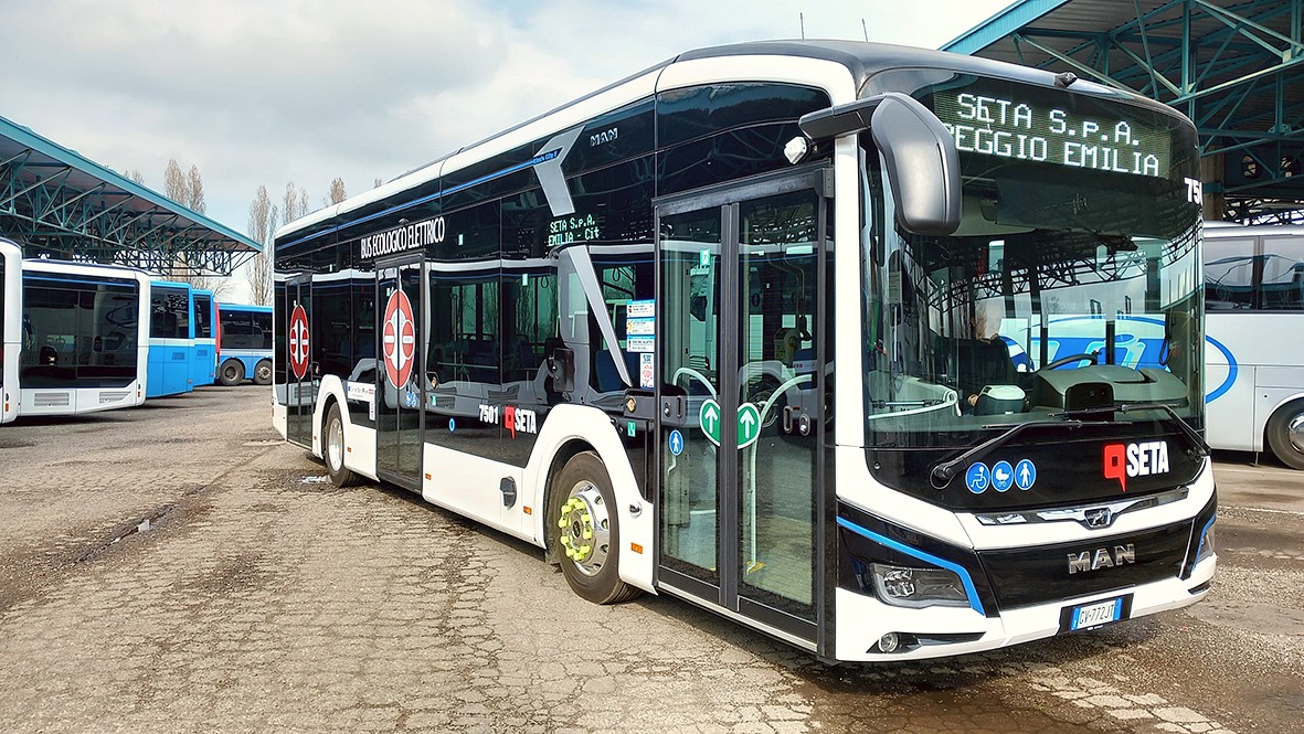 Uno dei nuovi autobus elettrici e-bus di Seta a Reggio Emilia
