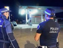 Reggio, terrore al distributore: ferisce donna con il cacciavite, poi investe altre due persone