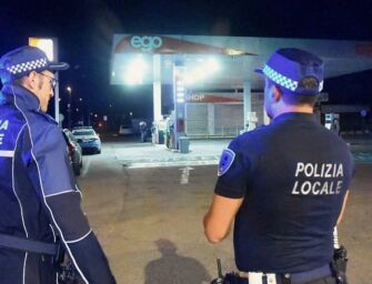 Reggio. Ferisce una donna con il cacciavite, poi investe altre due persone