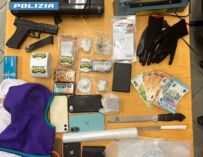 Reggio. Gira con dosi di hashish nel borsello, in casa ha anche una pistola: arrestato