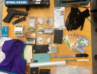 Reggio. Gira con dosi di hashish nel borsello, in casa ha anche una pistola: arrestato