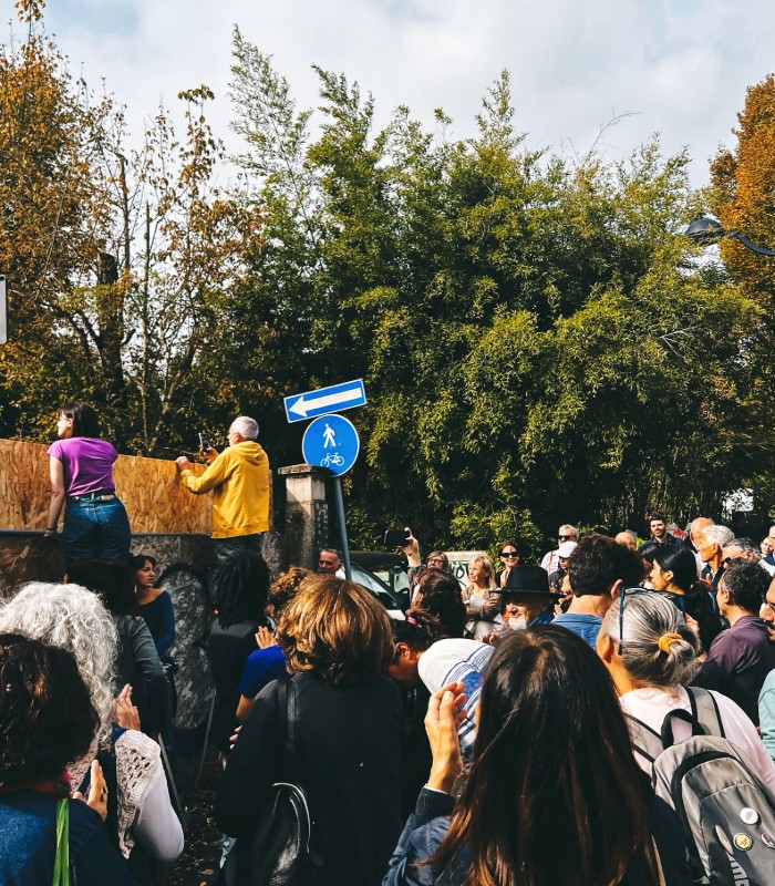 Attivisti e attiviste dell'Assemblea Bosco Ospizio controllano lo stato dei lavori nel cantiere