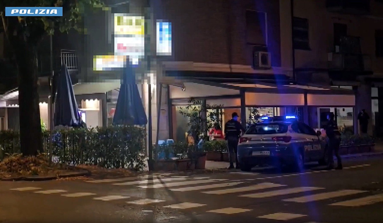 Volante davanti a un bar, immagine Polizia di Stato pubblicata da 24Emilia