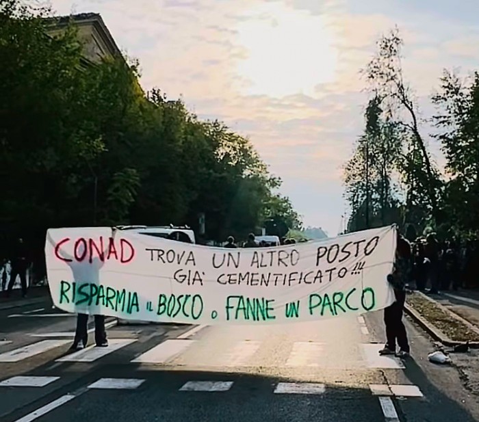 Blitz degli attivisti di Assemblea Bosco Ospizio in via Emilia Ospizio a Reggio Emilia
