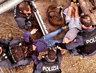 Blitz al Bosco Ospizio, decine di persone in questura: 13 denunce e quattro fogli di via da Reggio