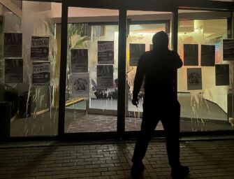 A Bologna imbrattata la sede di Conad Italia: affissi manifesti con inviti al boicottaggio