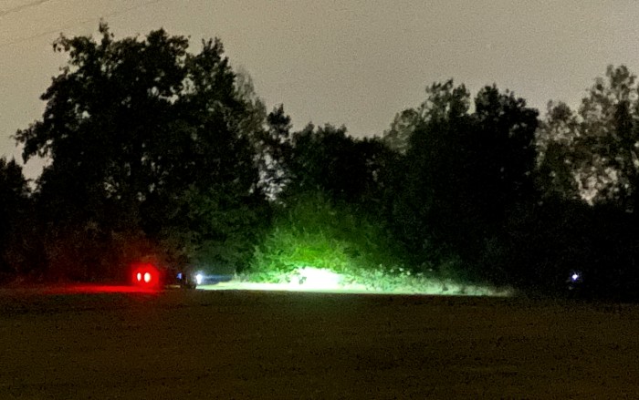 L'auto dei cacciatori e quella dei carabinieri a Botteghe di Albinea