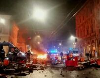 Bologna devastata, antagonisti e maranza uniti negli scontri