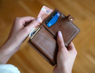 Montecchio. Dimentica il portafogli con 200 euro al distributore, due donne glielo svuotano