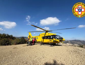Viano, cade durante una gara di mountain bike e sbatte contro un albero