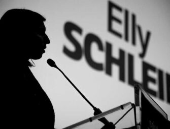 Schlein contro il liberismo. Il cugino ringrazia