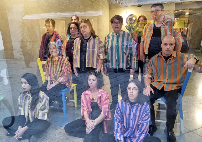 L'inaugurazione della mostra "Serotinìa" a Reggio Emilia - la performance in vetrina
