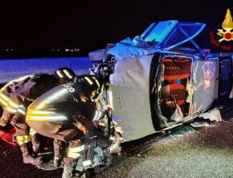Incidente notturno sull’A1, auto si ribalta su un fianco: due persone in ospedale