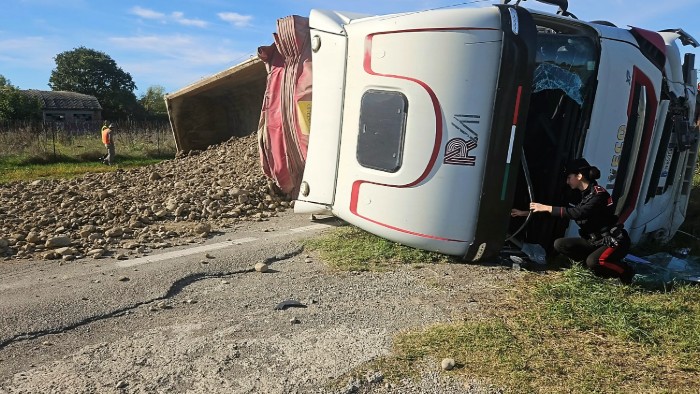 Il camion ribaltato in via Piacentini a Sant'Ilario d'Enza
