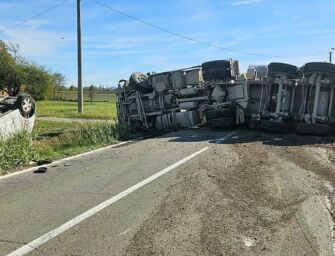 Incidente stradale a S. Ilario: scontro camion-auto, entrambi i mezzi si ribaltano