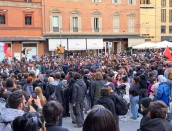 A Bologna un migliaio di persone in corteo: lacrimogeni e idranti per fermarli