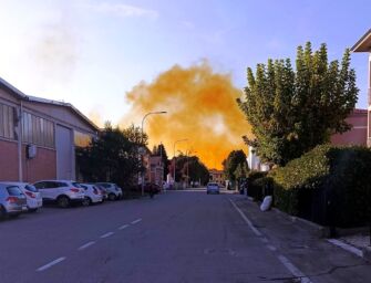 Nube rossa a Corte Tegge (Cavriago) per una dispersione di acido nitrico