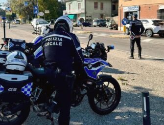 Reggio. Investe un ciclista e scappa, aveva la patente revocata dal 2013