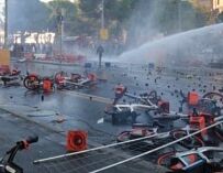 Bologna, la manifestazione degenera: scontri con la polizia e guerriglia urbana