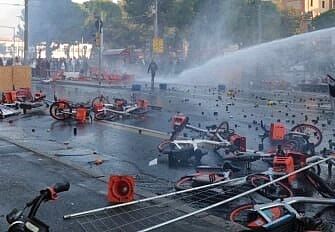 Bologna, la manifestazione degenera: scontri con la polizia e guerriglia urbana
