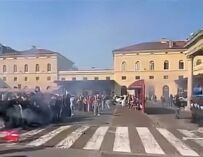 Bologna, bottiglie contro la polizia e irruzione negli uffici scolastici