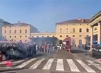Bologna, bottiglie contro la polizia e irruzione negli uffici scolastici